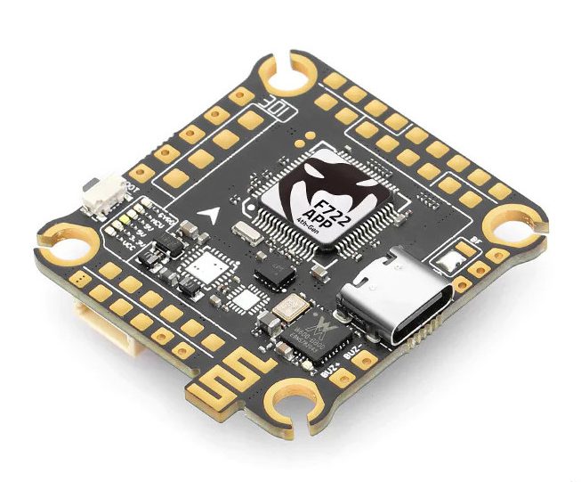 Польотний контролер Diatone MAMBA MK4 F722APP представляє собою значний прогрес у технології управління безпілотними літальними апаратами, інтегруючи передові мікропроцесорні технології та алгоритми керування польотом. Центральним елементом цього контролера є 32-бітний мікропроцесор STM32F722RET6, що працює на частоті 216 МГц, який забезпечує високу швидкість обробки даних і мінімальну затримку у відгуку на управлінські команди. З використанням інерційних вимірювальних блоків (IMU) таких як ICM42688P і MPU6000, контролер здатний до точного вимірювання та аналізу рухів дрона, забезпечуючи стабільність і точність польоту. Додатково, інтеграція барометра SPL06 розширює можливості для точного визначення висоти та вертикальної швидкості. Таким чином, Diatone MAMBA MK4 F722APP втілює синергію високопродуктивного обчислювального ядра та високоточних сенсорів, підкріплюючи науковий підхід у розробці систем управління для FPV дронів.