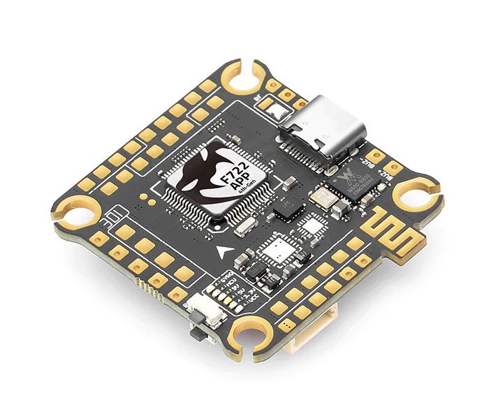 Польотний контролер Diatone MAMBA MK4 F722APP представляє собою значний прогрес у технології управління безпілотними літальними апаратами, інтегруючи передові мікропроцесорні технології та алгоритми керування польотом. Центральним елементом цього контролера є 32-бітний мікропроцесор STM32F722RET6, що працює на частоті 216 МГц, який забезпечує високу швидкість обробки даних і мінімальну затримку у відгуку на управлінські команди. З використанням інерційних вимірювальних блоків (IMU) таких як ICM42688P і MPU6000, контролер здатний до точного вимірювання та аналізу рухів дрона, забезпечуючи стабільність і точність польоту. Додатково, інтеграція барометра SPL06 розширює можливості для точного визначення висоти та вертикальної швидкості. Таким чином, Diatone MAMBA MK4 F722APP втілює синергію високопродуктивного обчислювального ядра та високоточних сенсорів, підкріплюючи науковий підхід у розробці систем управління для FPV дронів.
