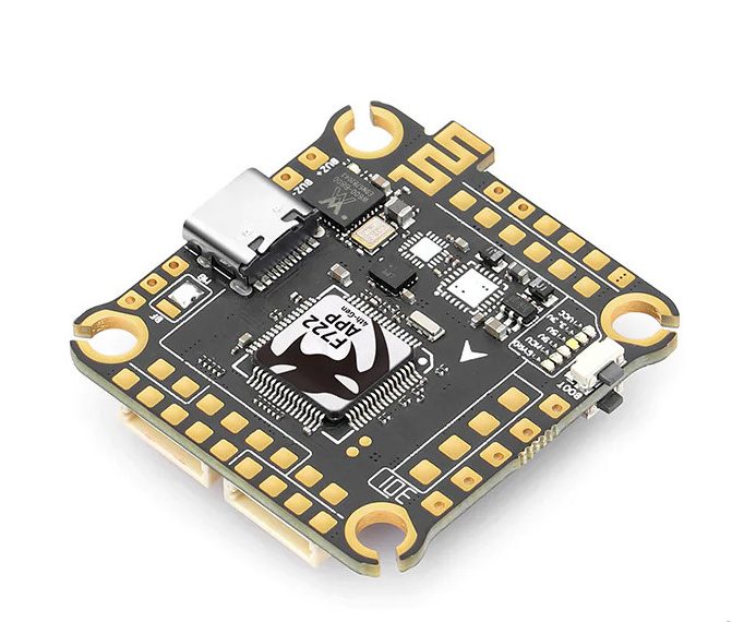 Польотний контролер Diatone MAMBA MK4 F722APP представляє собою значний прогрес у технології управління безпілотними літальними апаратами, інтегруючи передові мікропроцесорні технології та алгоритми керування польотом. Центральним елементом цього контролера є 32-бітний мікропроцесор STM32F722RET6, що працює на частоті 216 МГц, який забезпечує високу швидкість обробки даних і мінімальну затримку у відгуку на управлінські команди. З використанням інерційних вимірювальних блоків (IMU) таких як ICM42688P і MPU6000, контролер здатний до точного вимірювання та аналізу рухів дрона, забезпечуючи стабільність і точність польоту. Додатково, інтеграція барометра SPL06 розширює можливості для точного визначення висоти та вертикальної швидкості. Таким чином, Diatone MAMBA MK4 F722APP втілює синергію високопродуктивного обчислювального ядра та високоточних сенсорів, підкріплюючи науковий підхід у розробці систем управління для FPV дронів.