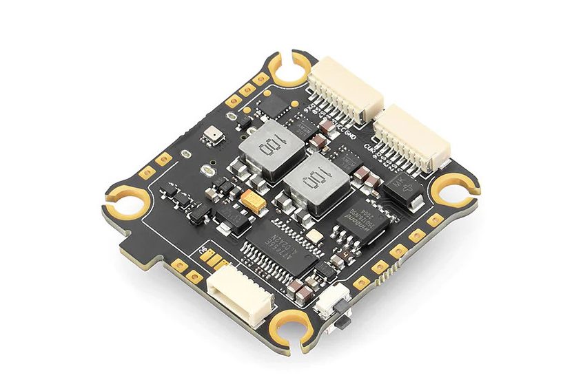 Польотний контролер Diatone MAMBA MK4 F722APP представляє собою значний прогрес у технології управління безпілотними літальними апаратами, інтегруючи передові мікропроцесорні технології та алгоритми керування польотом. Центральним елементом цього контролера є 32-бітний мікропроцесор STM32F722RET6, що працює на частоті 216 МГц, який забезпечує високу швидкість обробки даних і мінімальну затримку у відгуку на управлінські команди. З використанням інерційних вимірювальних блоків (IMU) таких як ICM42688P і MPU6000, контролер здатний до точного вимірювання та аналізу рухів дрона, забезпечуючи стабільність і точність польоту. Додатково, інтеграція барометра SPL06 розширює можливості для точного визначення висоти та вертикальної швидкості. Таким чином, Diatone MAMBA MK4 F722APP втілює синергію високопродуктивного обчислювального ядра та високоточних сенсорів, підкріплюючи науковий підхід у розробці систем управління для FPV дронів.