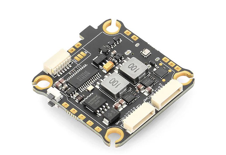 Польотний контролер Diatone MAMBA MK4 F722APP представляє собою значний прогрес у технології управління безпілотними літальними апаратами, інтегруючи передові мікропроцесорні технології та алгоритми керування польотом. Центральним елементом цього контролера є 32-бітний мікропроцесор STM32F722RET6, що працює на частоті 216 МГц, який забезпечує високу швидкість обробки даних і мінімальну затримку у відгуку на управлінські команди. З використанням інерційних вимірювальних блоків (IMU) таких як ICM42688P і MPU6000, контролер здатний до точного вимірювання та аналізу рухів дрона, забезпечуючи стабільність і точність польоту. Додатково, інтеграція барометра SPL06 розширює можливості для точного визначення висоти та вертикальної швидкості. Таким чином, Diatone MAMBA MK4 F722APP втілює синергію високопродуктивного обчислювального ядра та високоточних сенсорів, підкріплюючи науковий підхід у розробці систем управління для FPV дронів.